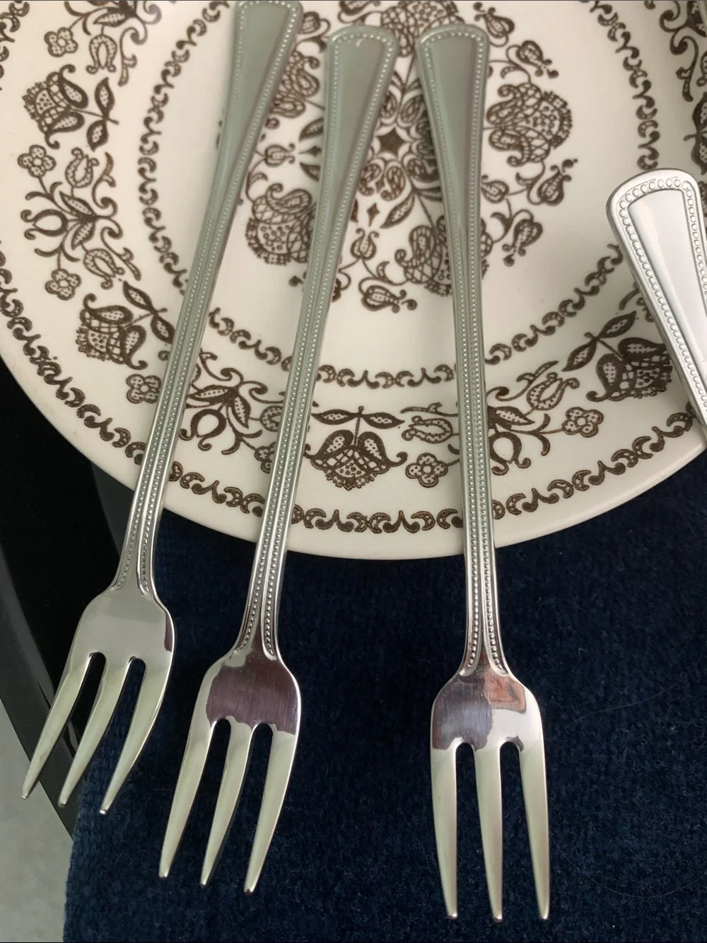NWOT Oneida Needlepoint pattern S/12 Cocktail Forks 18/8 SS NWOT
